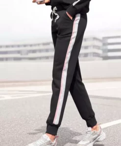 Bench. Relaxhose mit bedruckten Bändern und seitlichen Streifen Rauchrosa, White, Schwarz 23 Bench. Relaxhose mit bedruckten Bändern und seitlichen Streifen Rauchrosa, White, Schwarz -Bench Geschäft 034f9e39 a5d3 5f33 b3a1 d9da0a694ee6