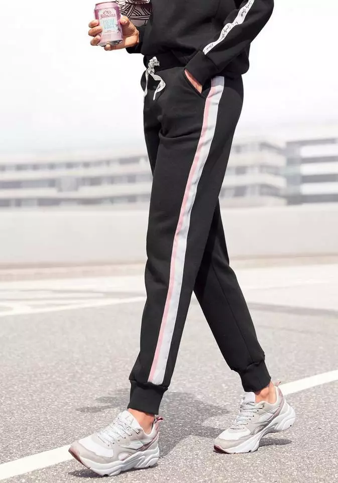 Bench. Relaxhose mit bedruckten Bändern und seitlichen Streifen Rauchrosa, White, Schwarz 11 Bench. Relaxhose mit bedruckten Bändern und seitlichen Streifen Rauchrosa, White, Schwarz – Bild 11