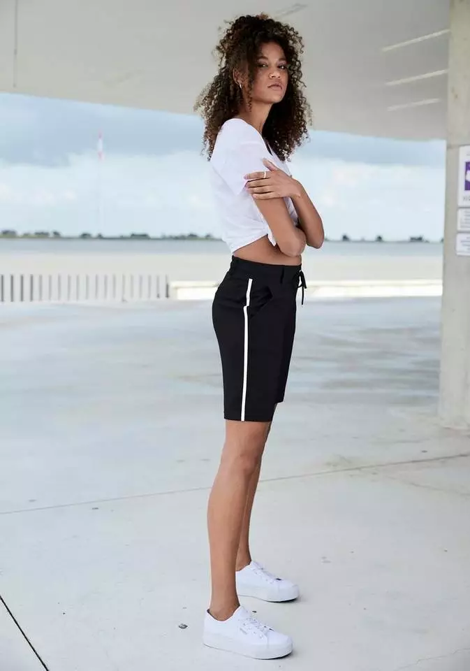 Bench. Shorts mit seitlichen Streifen Schwarz, Altrosa, Mint 3 Bench. Shorts mit seitlichen Streifen Schwarz, Altrosa, Mint – Bild 3