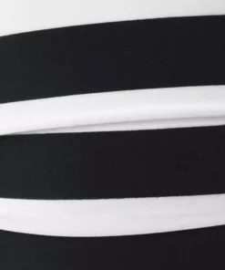 Bench. Badeanzug, mit trendigen Streifen Pink-weiß, Schwarz-weiß -Bench Geschäft 17791879