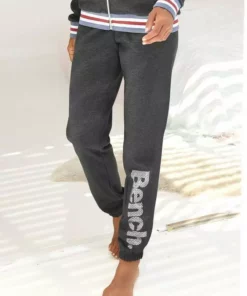 Bench. Sweatpants mit Logodruck in Metalloptik
