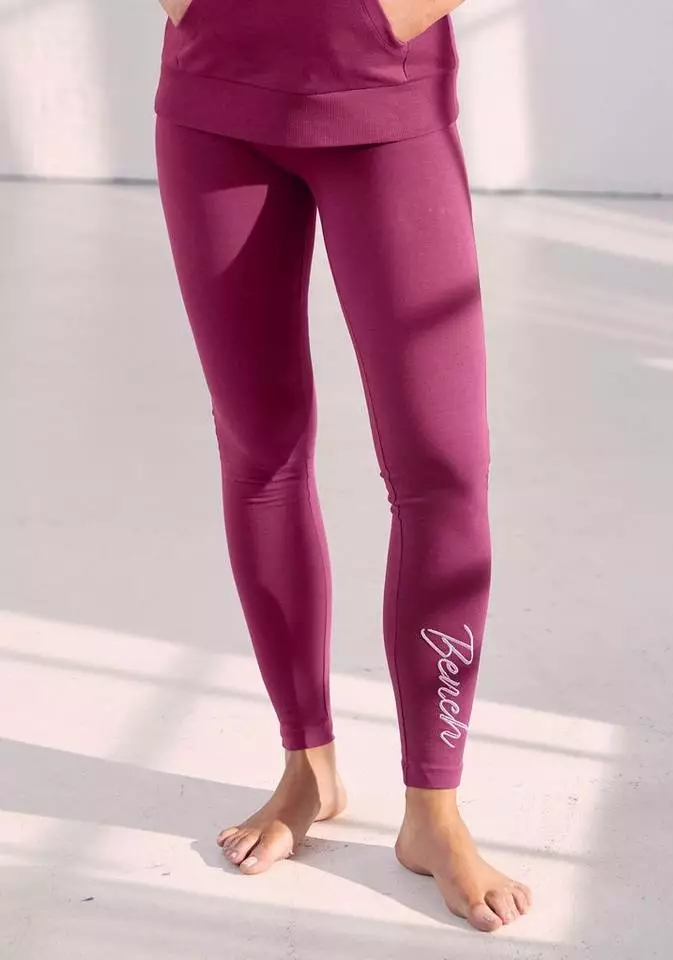 Bench. Leggings mit glitzernder Logostickerei auf dem Bein Marine, Beere 11 Bench. Leggings mit glitzernder Logostickerei auf dem Bein Marine, Beere – Bild 11