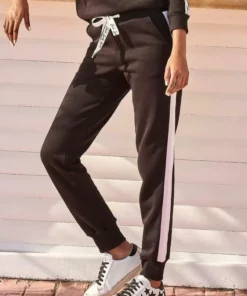 Bench. Relaxhose mit bedruckten Bändern und seitlichen Streifen Rauchrosa, White, Schwarz