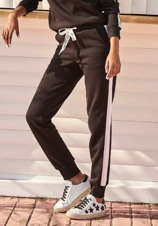 Bench. Relaxhose mit bedruckten Bändern und seitlichen Streifen Rauchrosa, White, Schwarz 1 Bench. Relaxhose mit bedruckten Bändern und seitlichen Streifen Rauchrosa, White, Schwarz