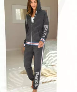 Bench. Kapuzensweatjacke mit gestreiften Bündchen 10 Bench. Kapuzensweatjacke mit gestreiften Bündchen -Bench Geschäft 33833076