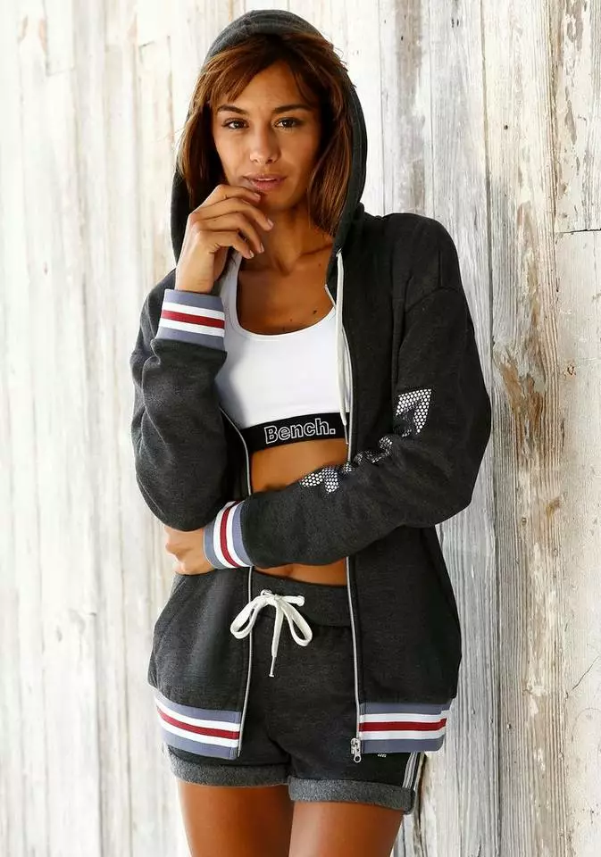 Bench. Kapuzensweatjacke mit gestreiften Bündchen 1 Bench. Kapuzensweatjacke mit gestreiften Bündchen