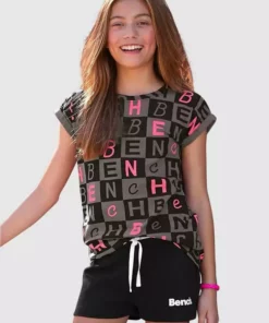 Bench. T-Shirt in legerer Passform