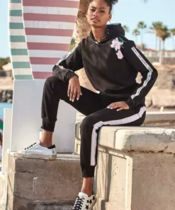 Bench. Relaxhose mit bedruckten Bändern und seitlichen Streifen Rauchrosa, White, Schwarz 18 Bench. Relaxhose mit bedruckten Bändern und seitlichen Streifen Rauchrosa, White, Schwarz -Bench Geschäft 911bd587 7d57 53ac a5c2 435f64246ddd