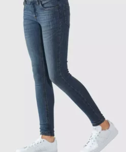 Bench. Stretch-Jeans mit dezenten Abriebeffekten in Super Skinny