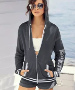 Bench. Sweatshorts mit Logodruck in Metalloptik Creme, Stein -Bench Geschäft be8f9648 ddc5 5aec 833d c3ed519d7234 1