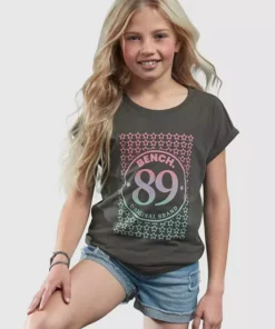 Bench. T-Shirt mit angesagtem Druck