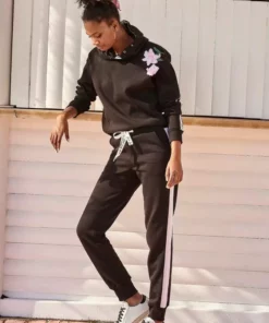 Bench. Relaxhose mit bedruckten Bändern und seitlichen Streifen Rauchrosa, White, Schwarz 15 Bench. Relaxhose mit bedruckten Bändern und seitlichen Streifen Rauchrosa, White, Schwarz -Bench Geschäft d26e2247 05da 5d12 94bf 8d181dca597d