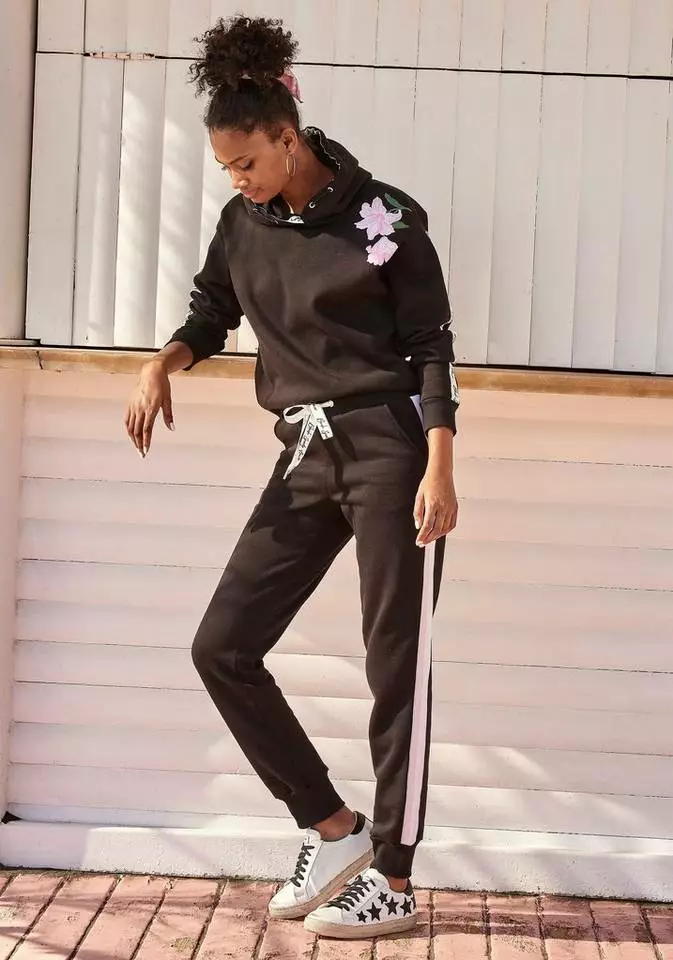 Bench. Relaxhose mit bedruckten Bändern und seitlichen Streifen Rauchrosa, White, Schwarz 3 Bench. Relaxhose mit bedruckten Bändern und seitlichen Streifen Rauchrosa, White, Schwarz – Bild 3